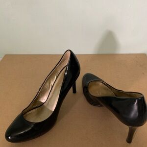 Black pumps